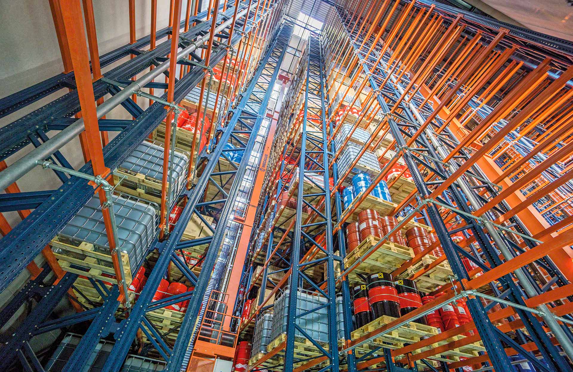 Automatische magazijnkranen kunnen op grote hoogtes werken (tot 45 m)