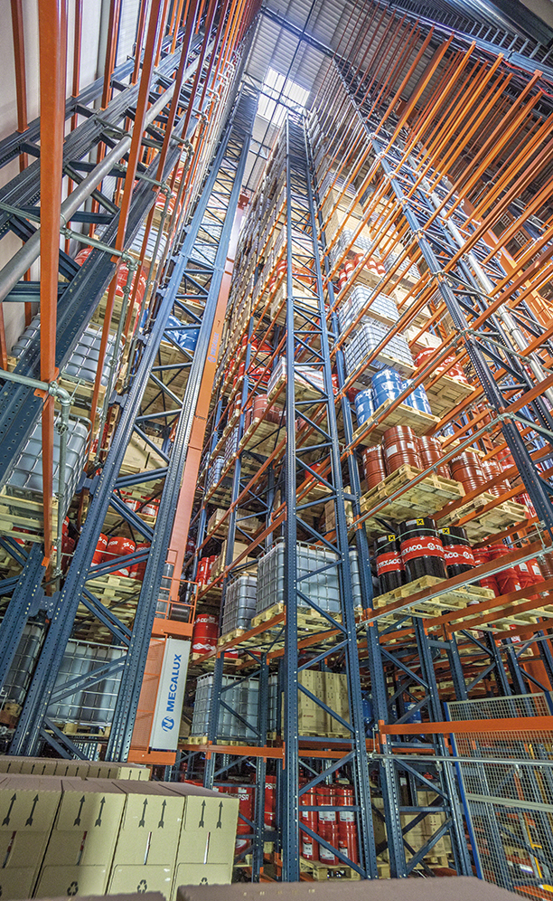 In elk gangpad rijdt een magazijnkraan met een dubbele mast van 34 meter hoog en dubbeldiepe telescopische vorken